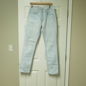 Levi "Light Washed Slim Straight"Jeans